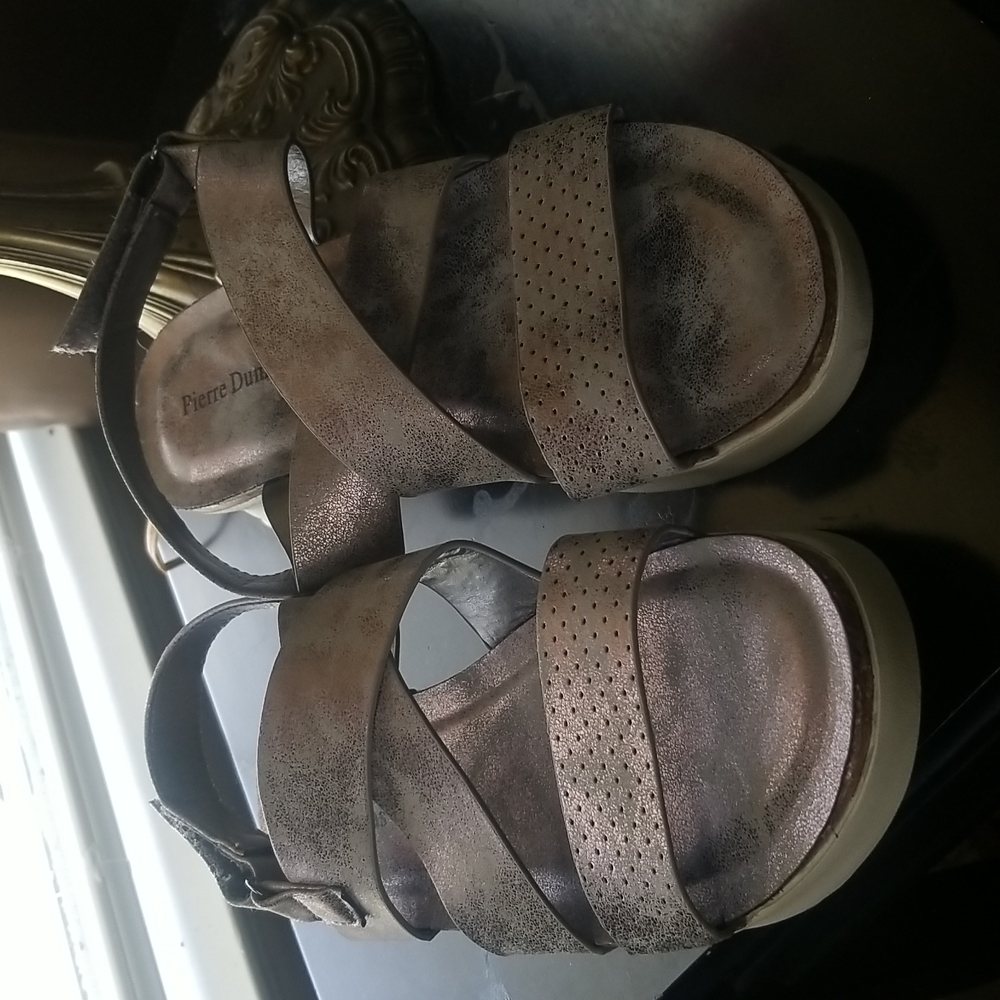 New Strappy sandal metallic